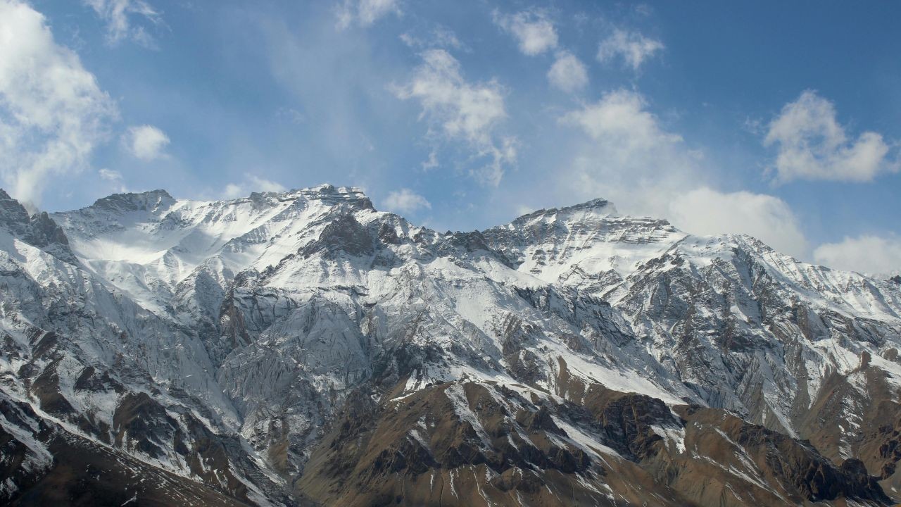 हिमाचल में मौसम बदला, पहाड़ों पर बर्फबारी और मैदानी इलाकों में गर्मी