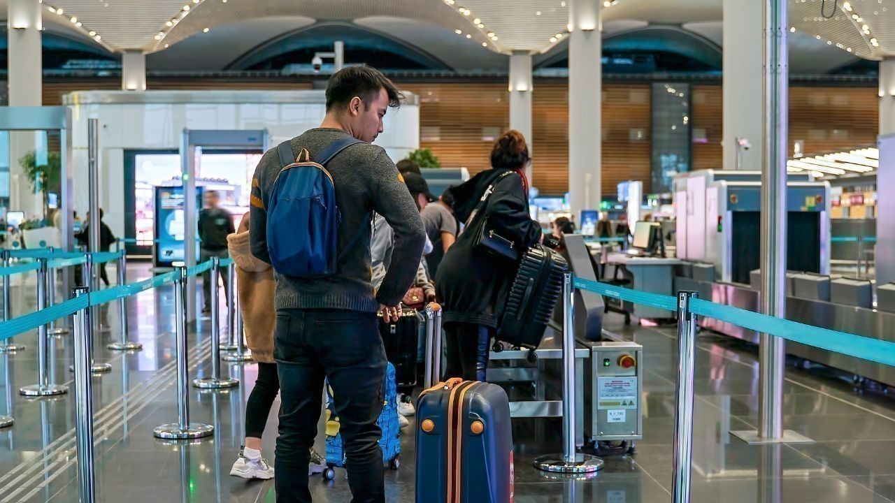 श्रीनगर एयरपोर्ट पर दो विदेशी हिरासत में, सैटेलाइट फोन मिलने से हड़कंप