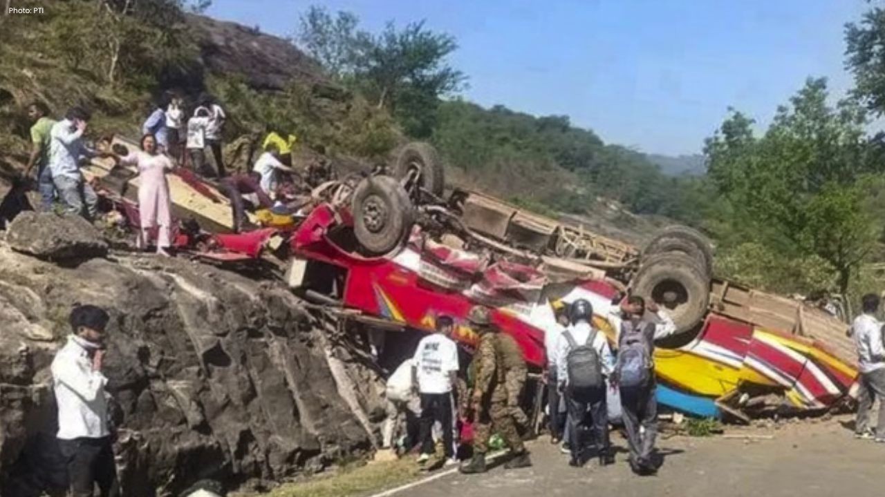 जम्मू-कश्मीर के उधमपुर में बड़ा सड़क हादसा, बस गिरने से 20 लोगों की मौत