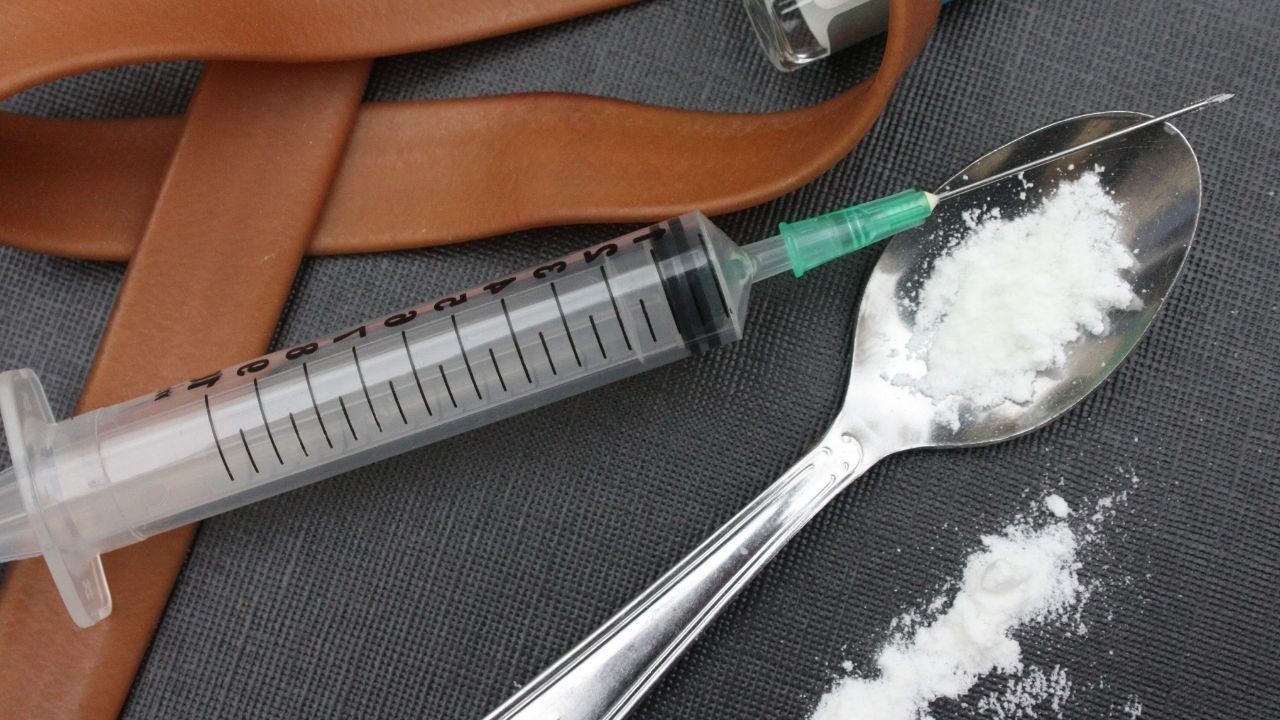 एचआरटीसी बस में सफर कर रहे युवक से 26 ग्राम चिट्टा बरामद, शिमला पुलिस की कार्रवाई