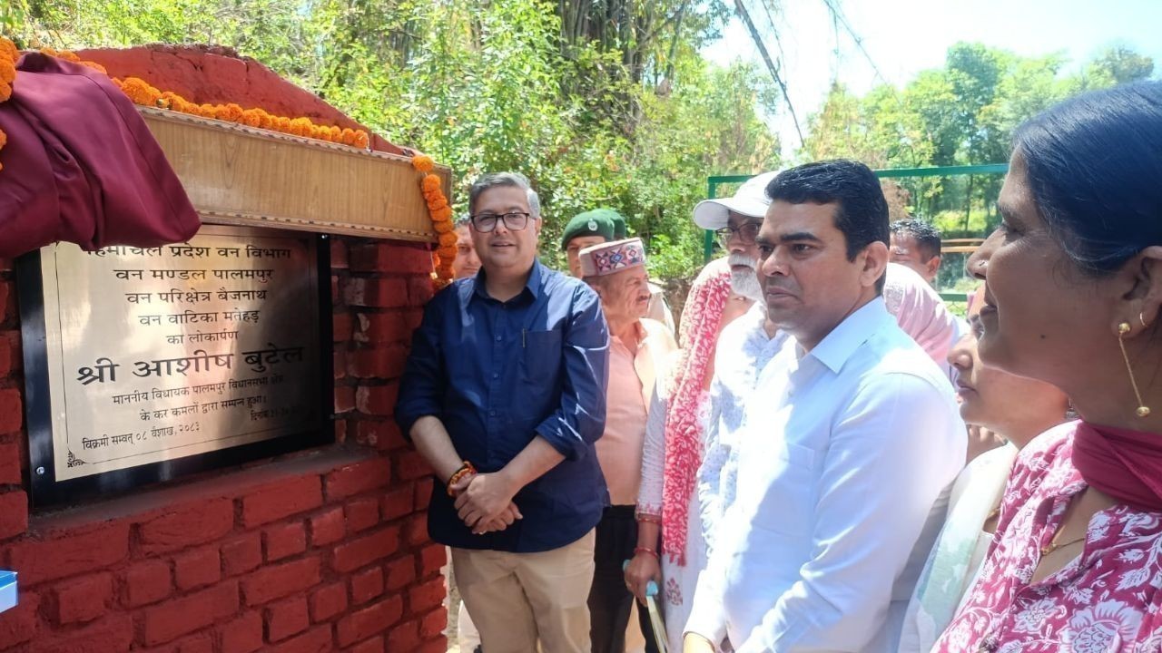 पालमपुर में 5 लाख की वन वाटिका का विधायक आशीष बुटेल ने किया लोकार्पण