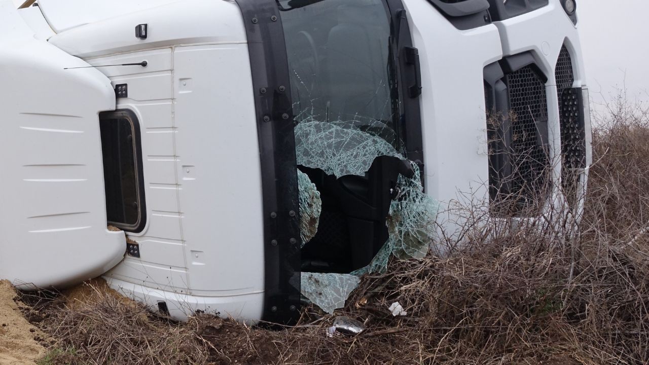 सोलन के नौणी में स्टीयरिंग लॉक होने से अनियंत्रित कार खाई में गिरी