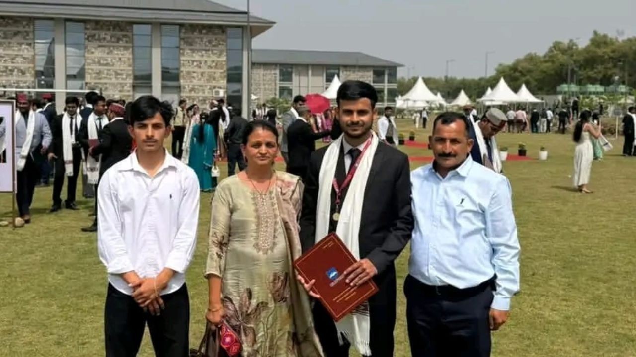 हमीरपुर के केशव जसवाल ने IIM सिरमौर में गोल्ड मेडल जीतकर रचा इतिहास