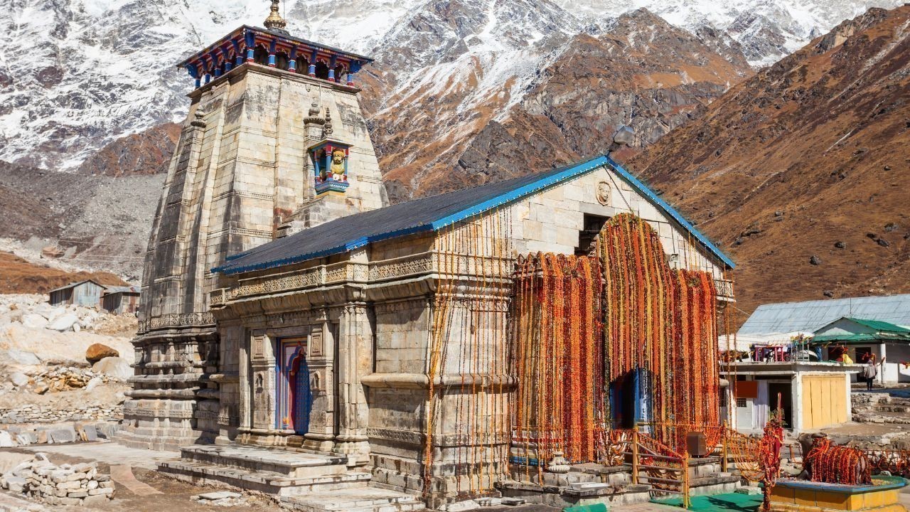 केदारनाथ धाम के कपाट खुले, भव्य सजावट के बीच उमड़ी श्रद्धालुओं की भारी भीड़