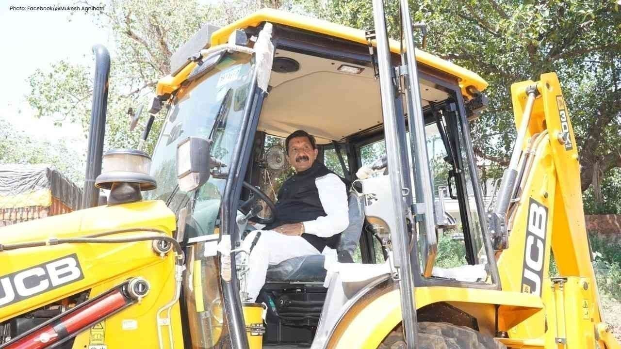 उपमुख्यमंत्री का अनोखा अंदाज, जेसीबी चलाकर शुरू किया तालाब निर्माण कार्य