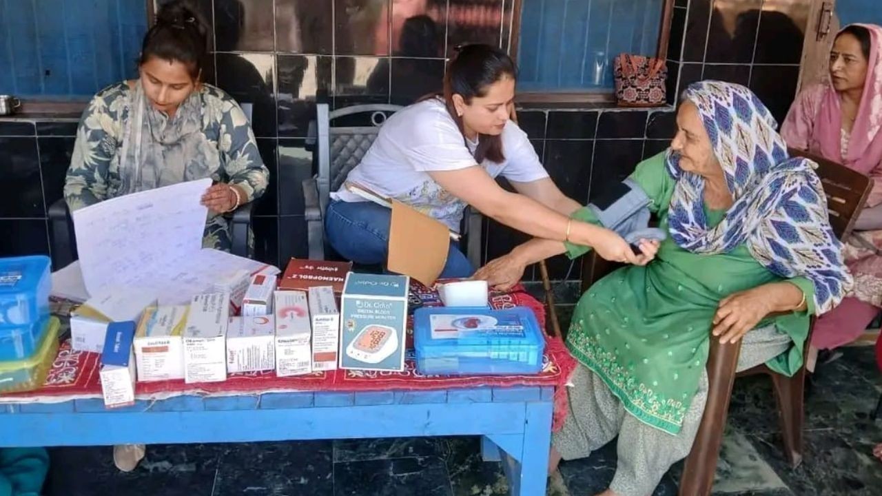 हमीरपुर में मोबाइल स्वास्थ्य सेवा, 232 लोगों की जांच से ग्रामीणों को राहत