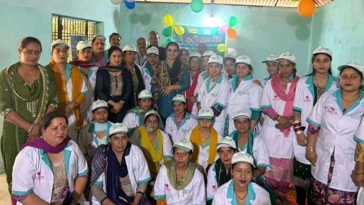 उपायुक्त गंधर्वा राठौड़ ने किया आरसेटी के प्रशिक्षण शिविर का निरीक्षण, महिलाओं को मार्गदर्शन किया