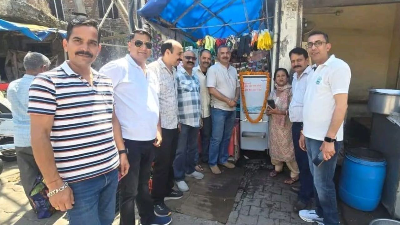 मां बगलामुखी जयंती पर हमीरपुर में व्यापार मंडल ने लगाया वाटर कूलर