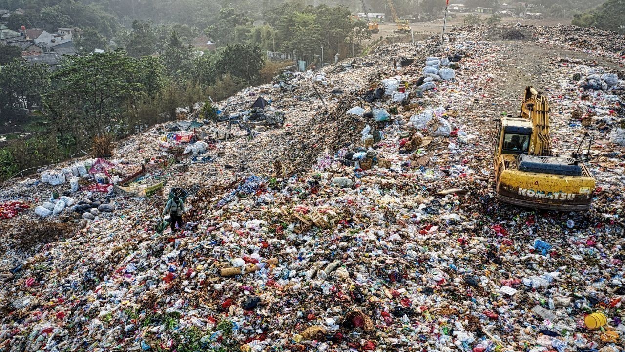 जगतसुख में पुल के पास नाले में कूड़ा जमा, सफाई व्यवस्था पर उठे गंभीर सवाल