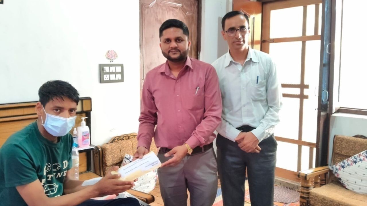 जोगिंद्रनगर स्कूल ने दीप कुमार को 25 हजार रुपये की आर्थिक सहायता दी और सहयोग किया