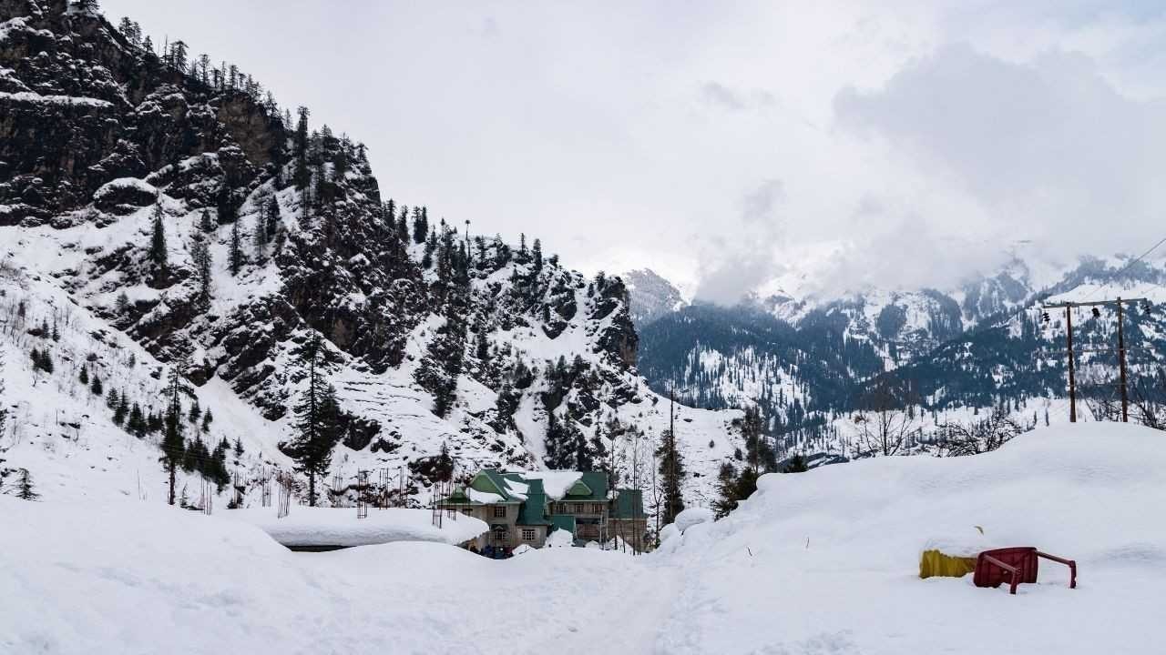 हिमाचल में बदला मौसम, रोहतांग में बर्फबारी और कई जिलों में अलर्ट जारी