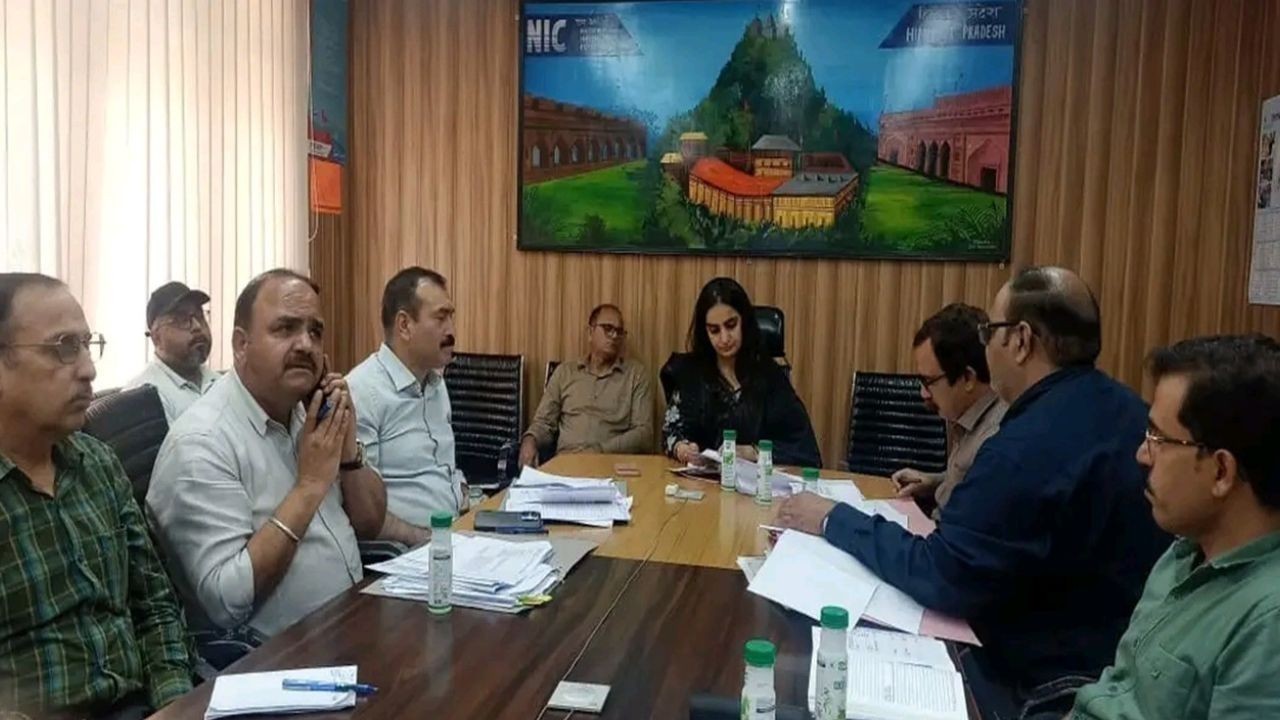 हमीरपुर में सड़क सुरक्षा बैठक, ब्लैक स्पॉट सुधार पर सख्त निर्देश जारी