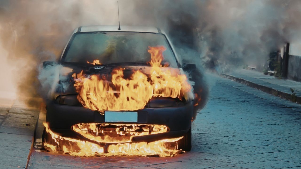 रामपुर बुशहर के नोगली में चलती कार में लगी आग, देखते ही देखते जली पूरी गाड़ी