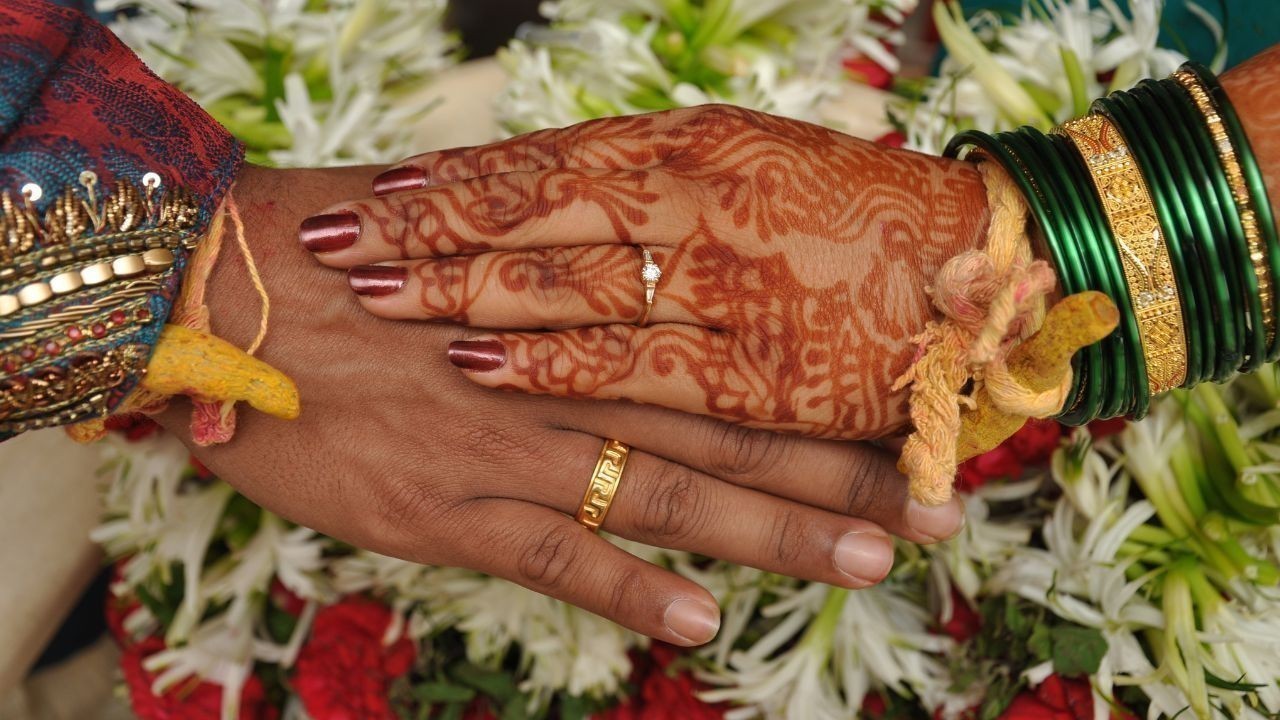 हिमाचल के कुल्लू में 66 साल के दूल्हे की 35 साल की दुल्हन से शादी वायरल