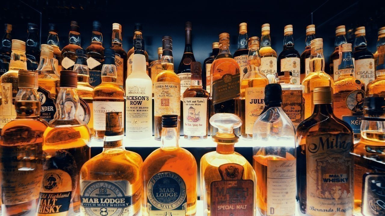 शिमला में कार से 218 बोतल अवैध शराब बरामद, दो युवक गिरफ्तार