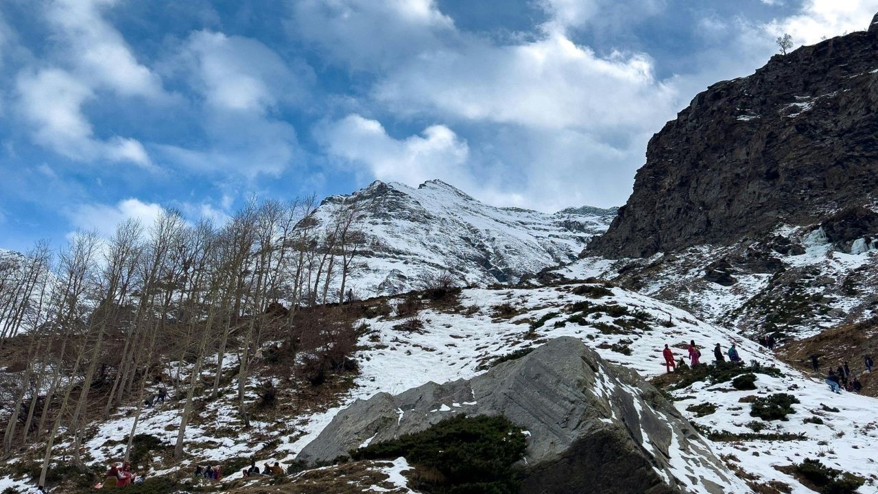 हिमाचल में बारिश-ओलावृष्टि, चंबा में ग्लेशियर ब्रेक से सड़कें बंद