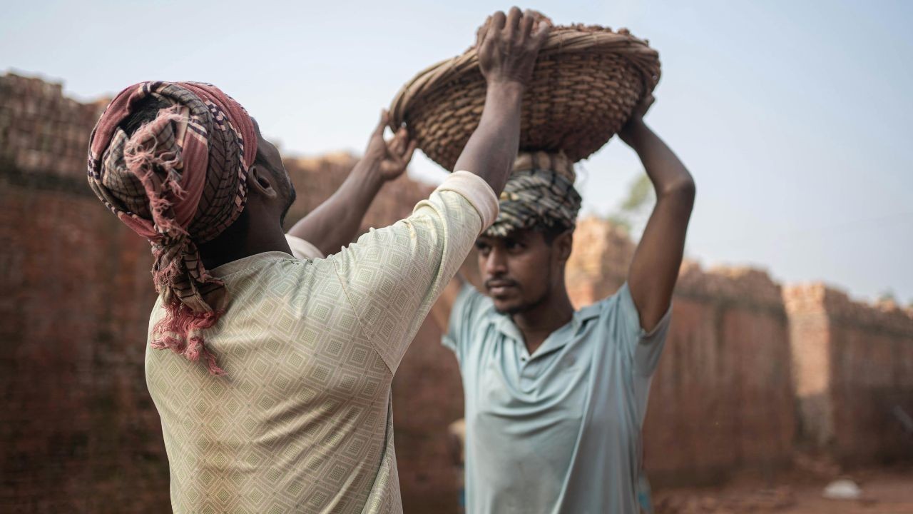 बी.एल. स्कूल कुनिहार में हर्षोल्लास के साथ मजदूर दिवस मनाया गया, विद्यार्थियों ने श्रमिकों को किया सम्मानित