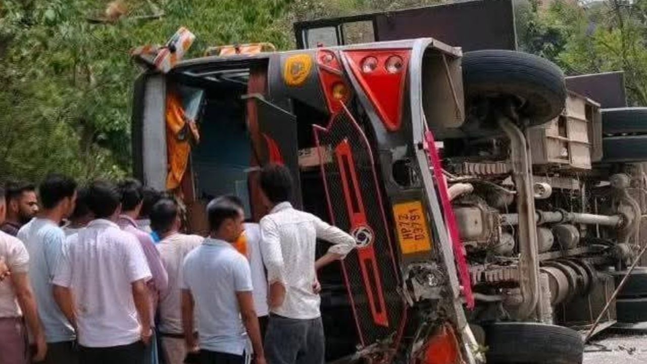 कांगड़ा के नूरपुर में चलती बस के चालक को पड़ा दिल का दौरा, पलटी बस, 15 श्रद्धालु घायल
