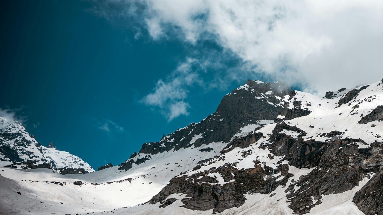 हिमाचल के कई जिलों में बारिश और ओलावृष्टि से फसलें खराब, तापमान में तेज गिरावट दर्ज