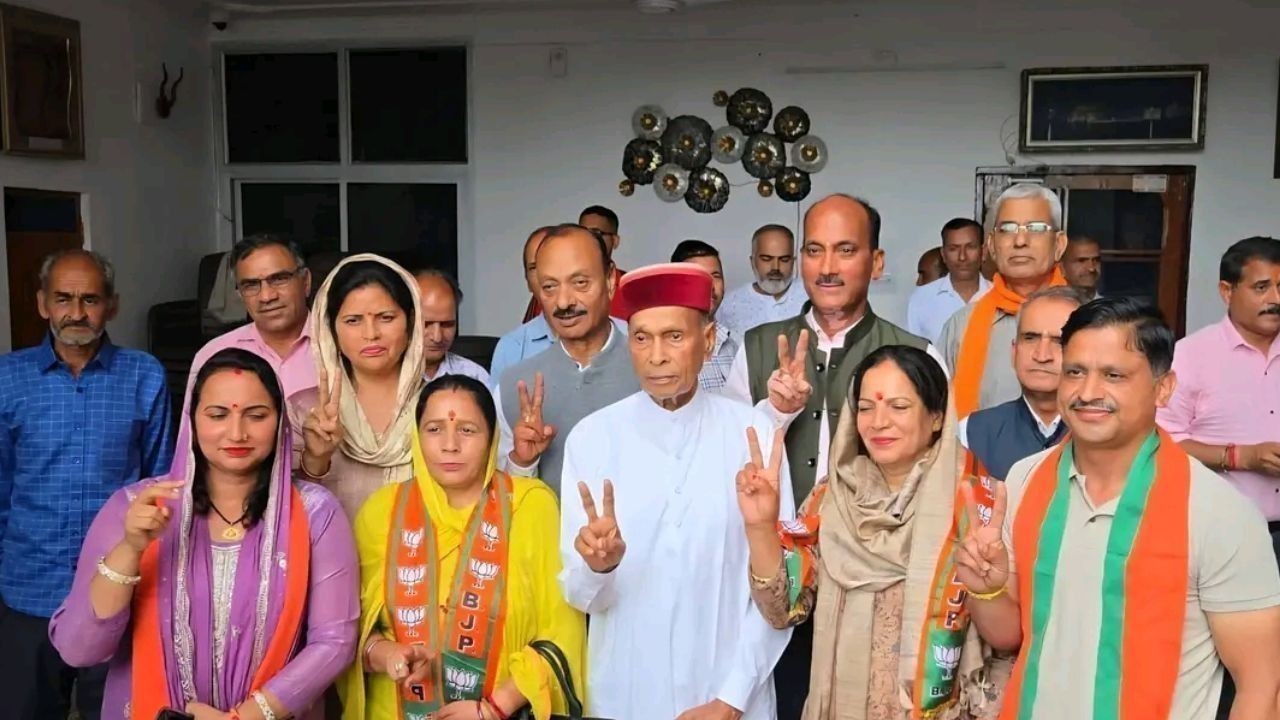 भोरंज जिला परिषद प्रत्याशियों ने समीरपुर में प्रोफेसर धूमल से लिया आशीर्वाद