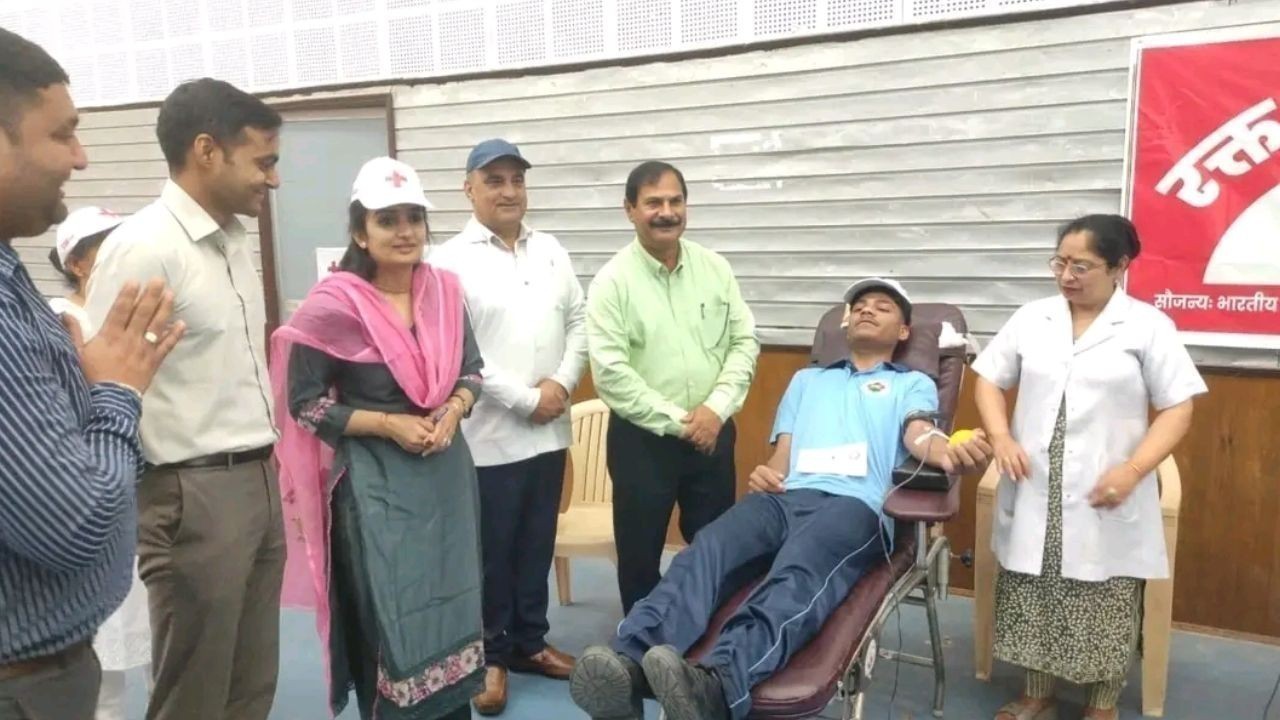 विश्व रेडक्रॉस दिवस पर हमीरपुर में 66 लोगों ने किया रक्तदान