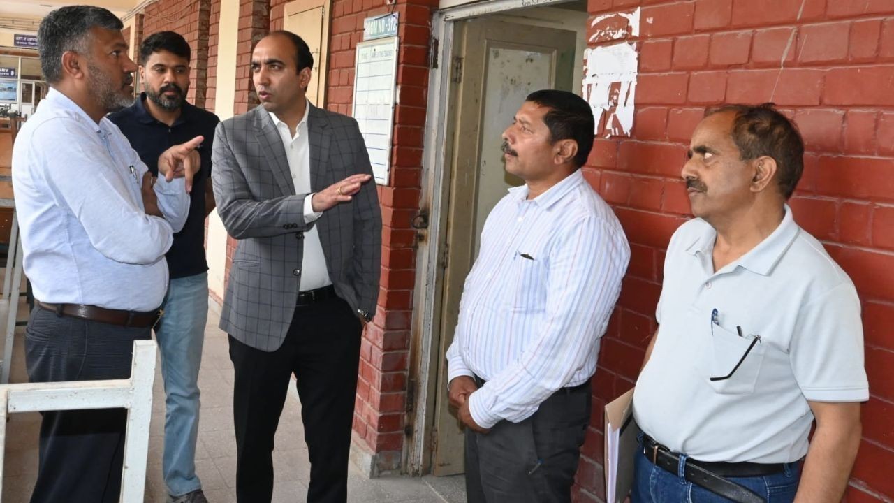 पालमपुर में पंचायत चुनाव तैयारियों का सचिव ने किया निरीक्षण, अधिकारियों को दिए निर्देश