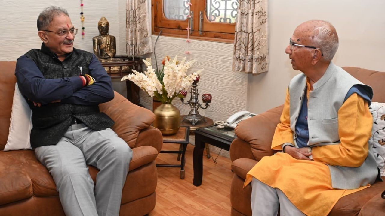 राज्यपाल कविंद्र गुप्ता ने पालमपुर में पूर्व मुख्यमंत्री शांता कुमार से मुलाकात की