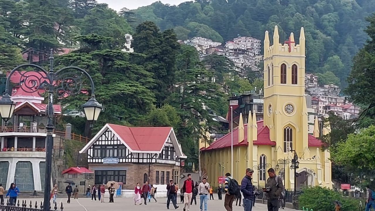 हिमाचल के शिमला मनाली सहित प्रमुख पर्यटन स्थलों पर पर्यटकों की भारी भीड़