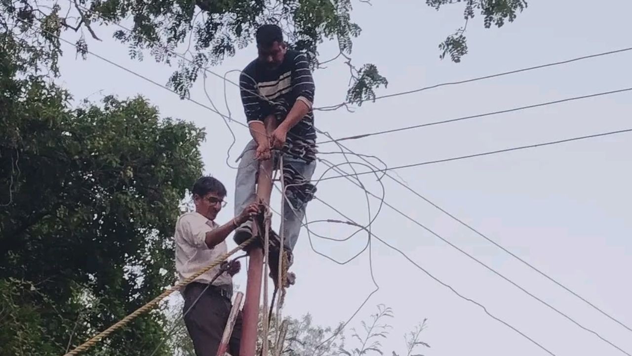 हमीरपुर में एसडीओ राजेश धीमान ने कर्मचारियों संग मिलकर किया बिजली कार्य