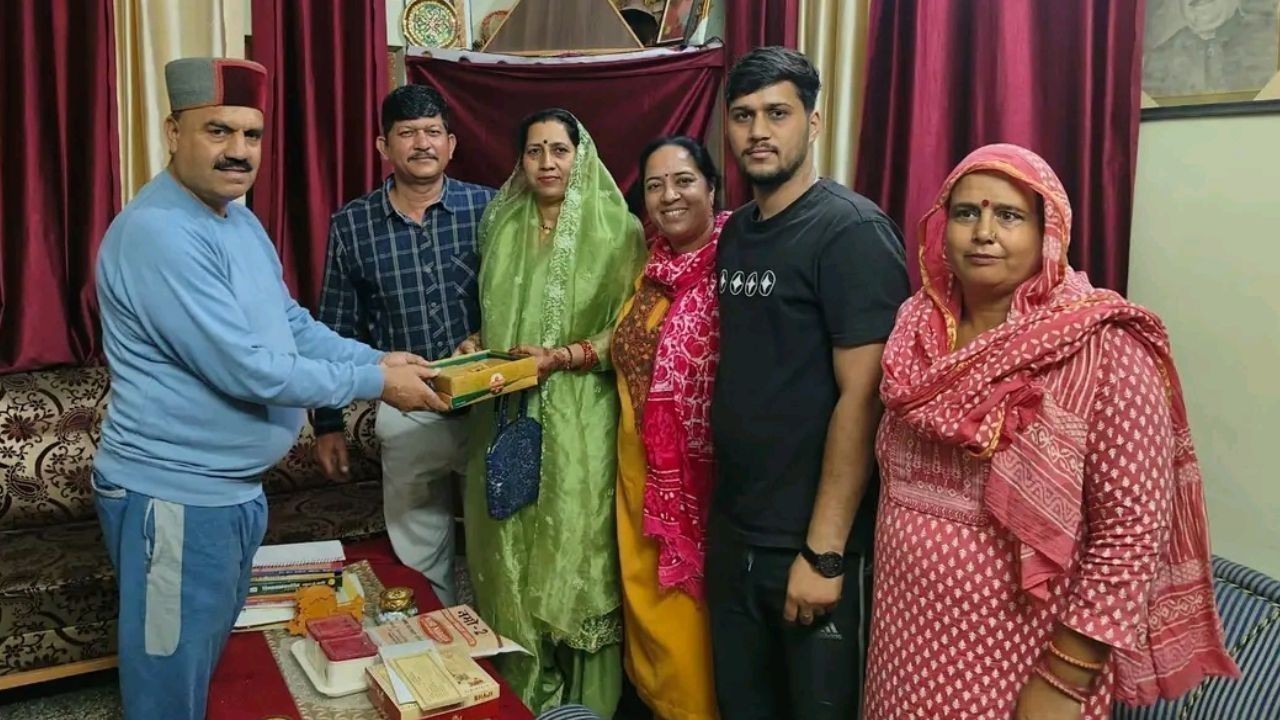 निर्विरोध बीडीसी सदस्य बनने पर रेखा देवी ने विधायक लखनपाल से की मुलाकात