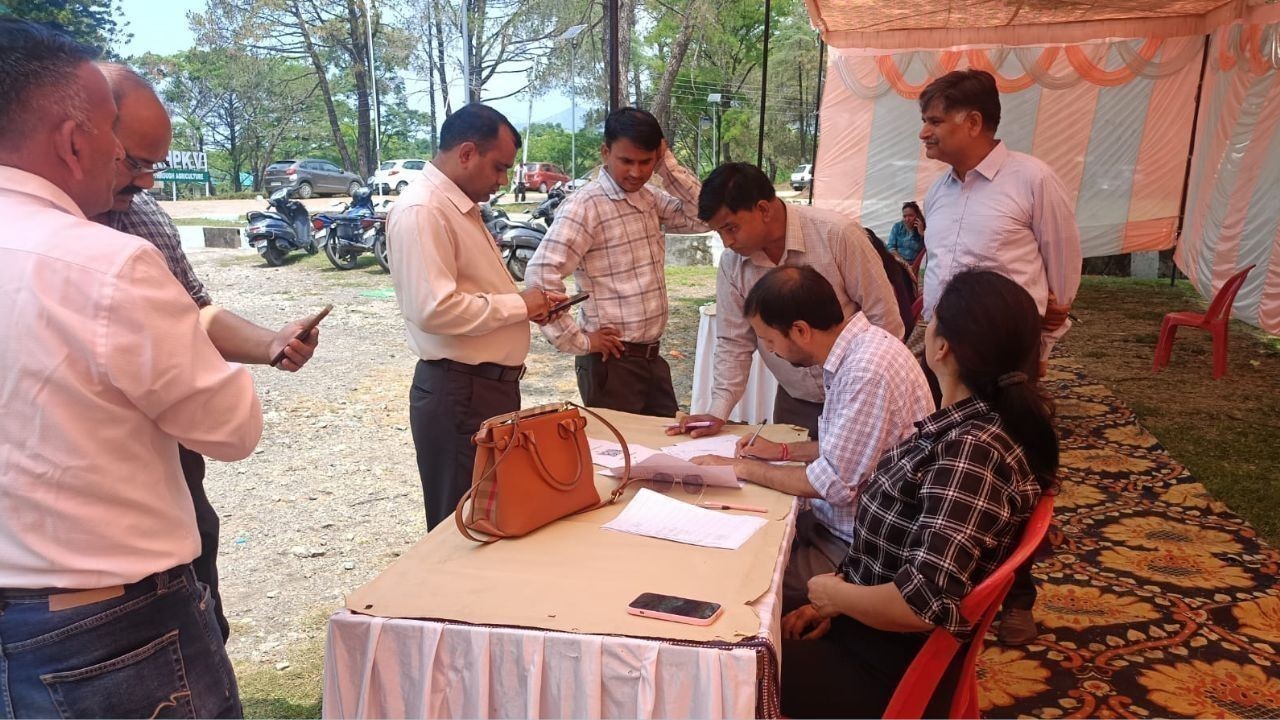 पालमपुर में निष्पक्ष नगर निगम चुनाव के लिए मतदान कर्मियों को दी गई ट्रेनिंग