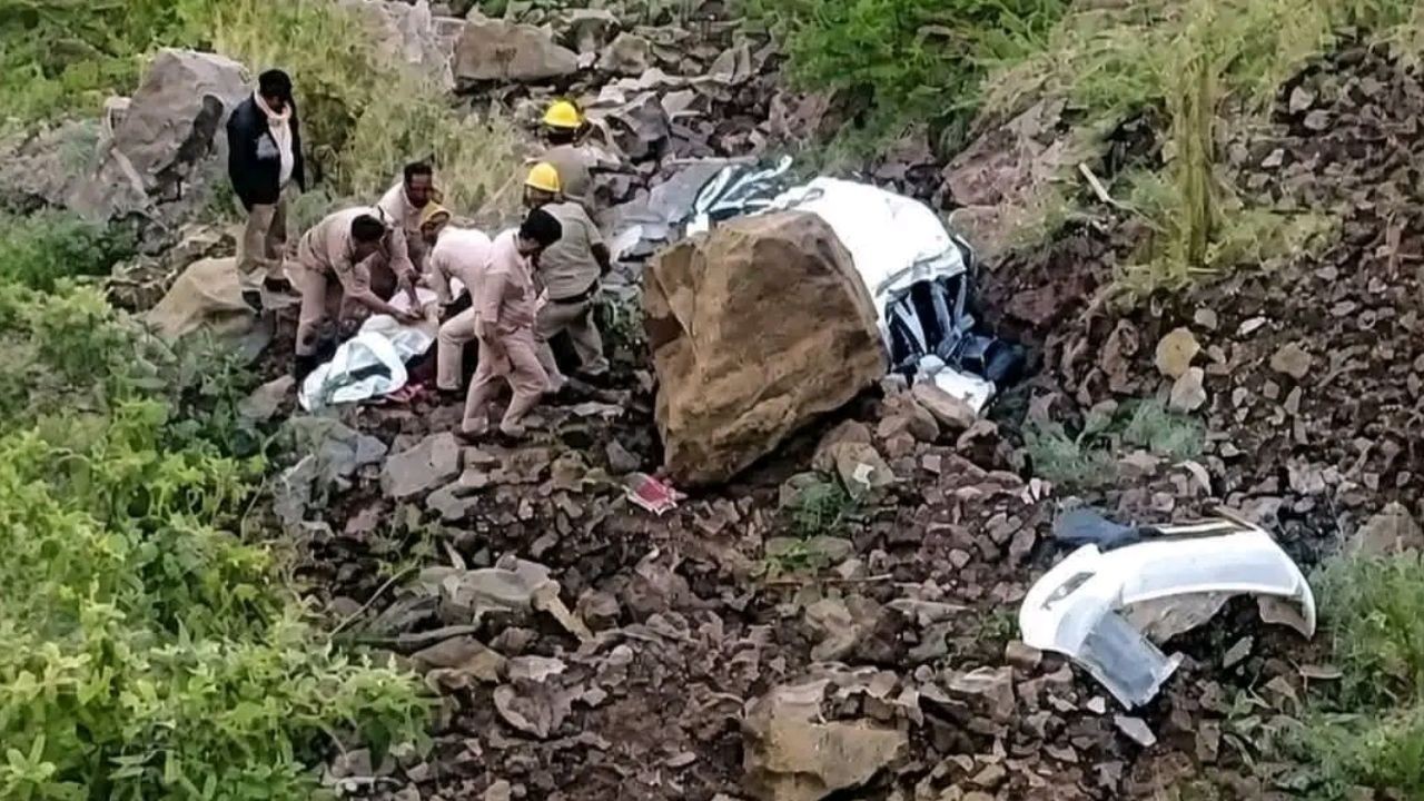 शिकारी देवी मार्ग पर बड़ा हादसा, कार खाई में गिरने से दो युवकों की जान गई