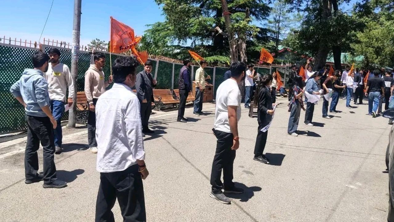 नीट-यूजी पेपर लीक के विरोध में शिमला में अभाविप का उग्र प्रदर्शन, जांच की मांग तेज