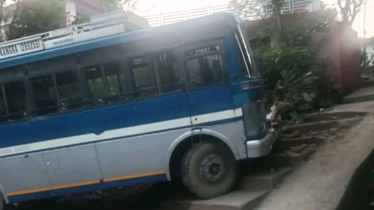 धर्मशाला में गहरी उतराई पर बस की ब्रेक फेल, चालक की सूझबूझ से टला हादसा