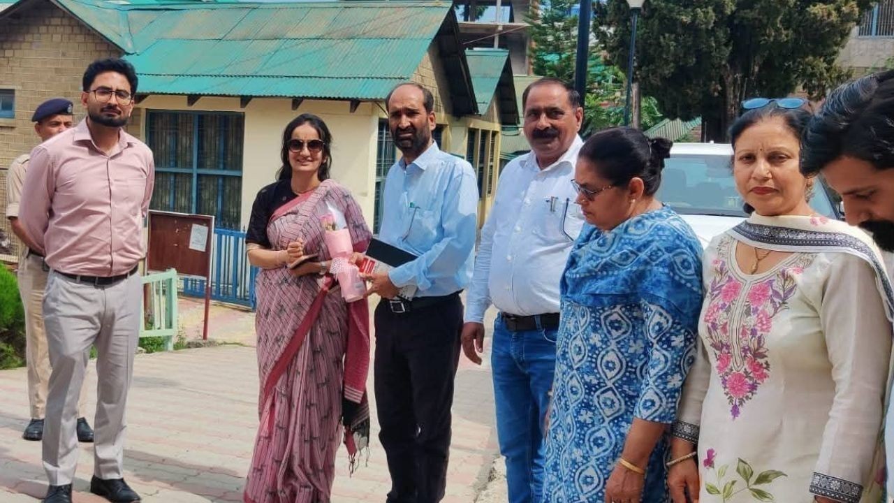 हमीरपुर में डीसी का दौरा, लाइब्रेरी और स्वास्थ्य संस्थानों की व्यवस्थाएं जांचीं