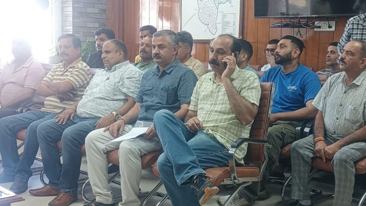 हमीरपुर में पुराने बस स्टैंड को शिफ्ट न करने की व्यापारियों ने उठाई मांग