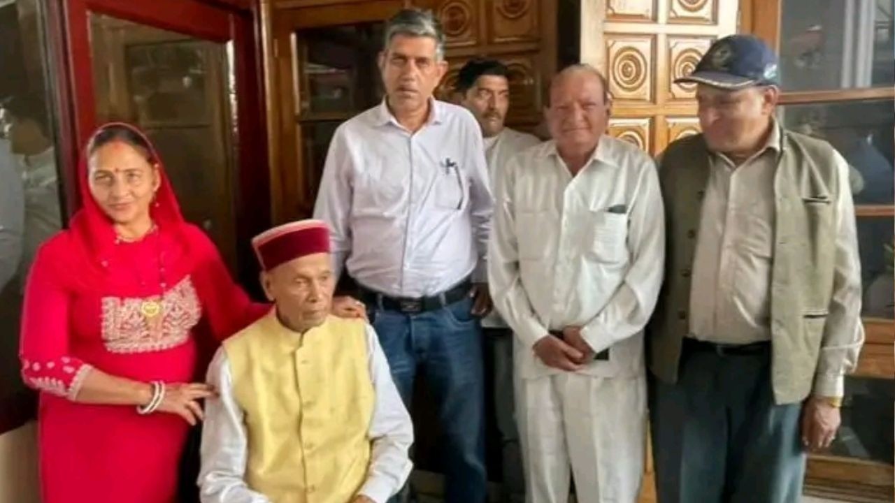 भाजपा समर्थित उम्मीदवार मगलेश ठाकुर को धूमल का मिला विजय भव आशीर्वाद