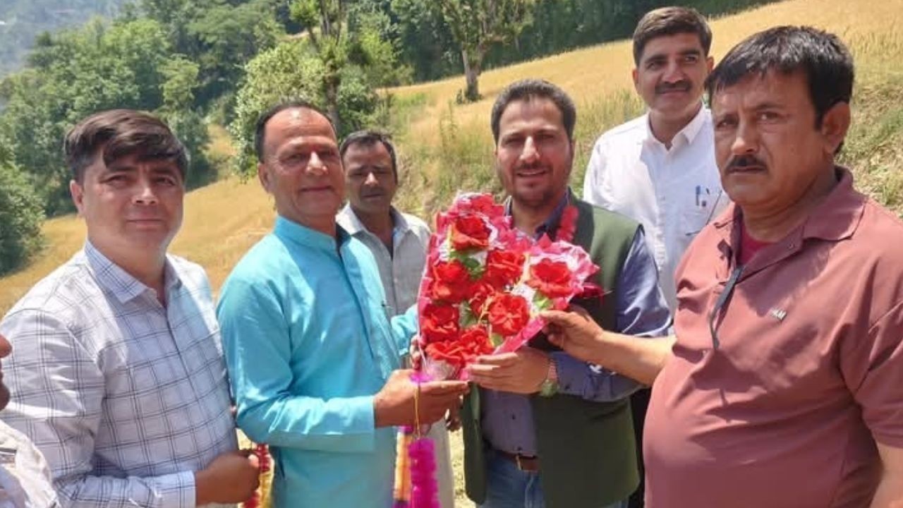 सोझा पंचायत में राकेश जमवाल के दौरे के दौरान कई कांग्रेस कार्यकर्ता भाजपा में शामिल