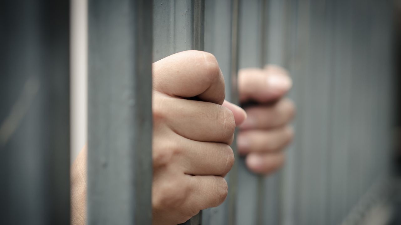 शिमला पुलिस का नशे के खिलाफ सख्त एक्शन, आदतन तस्कर को तीन माह की हिरासत
