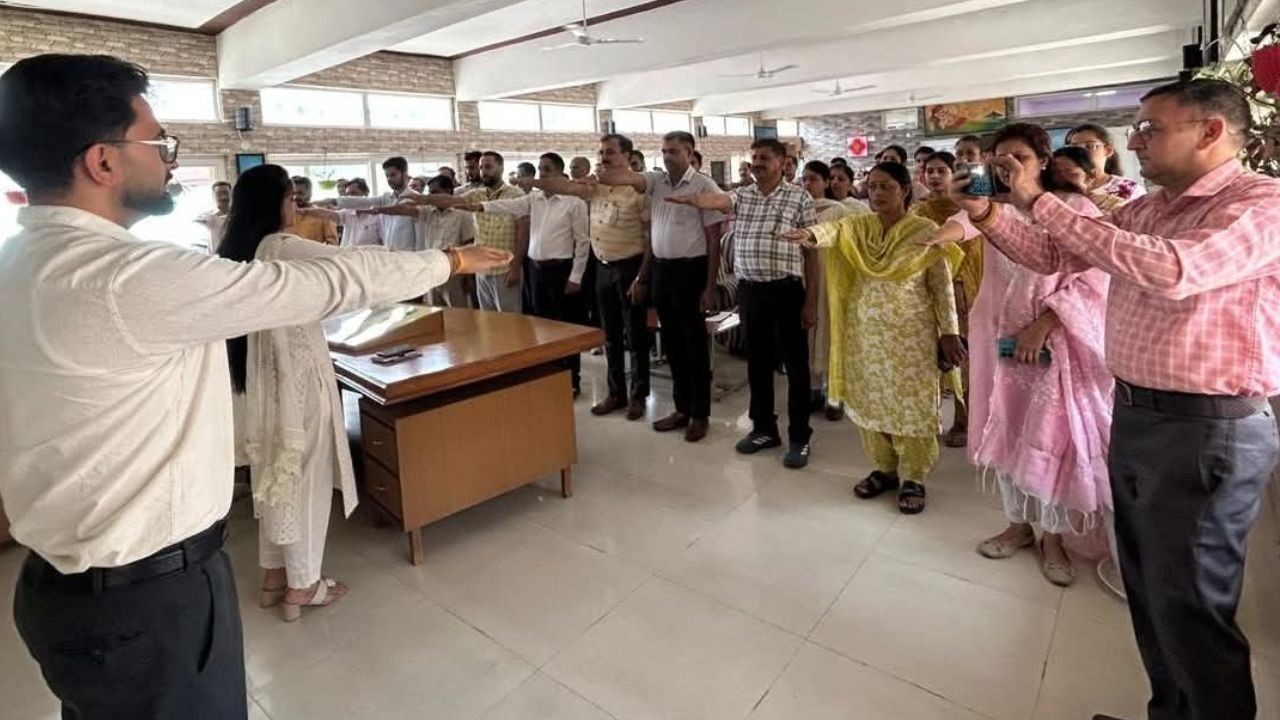 हमीरपुर में आतंकवाद विरोधी दिवस पर अधिकारियों-कर्मचारियों ने ली शपथ