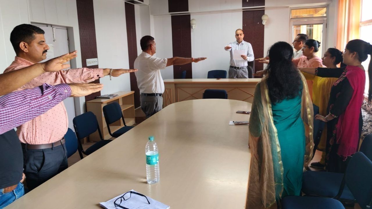पालमपुर में आतंकवाद विरोधी दिवस पर अधिकारियों और कर्मचारियों ने ली शपथ
