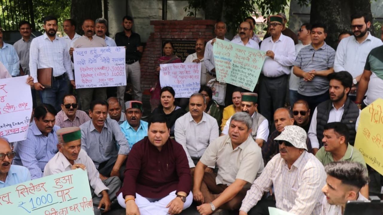 चंबा में महंगाई और पेट्रोल-डीजल के दामों पर कांग्रेस का जोरदार प्रदर्शन, केंद्र पर हमला