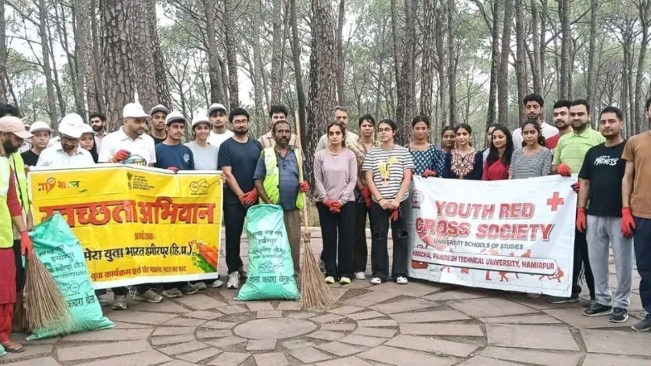 हीरानगर चिल्ड्रन पार्क में रैडक्रॉस सोसाइटी ने व्यापक सफाई और पौधारोपण अभियान चलाया