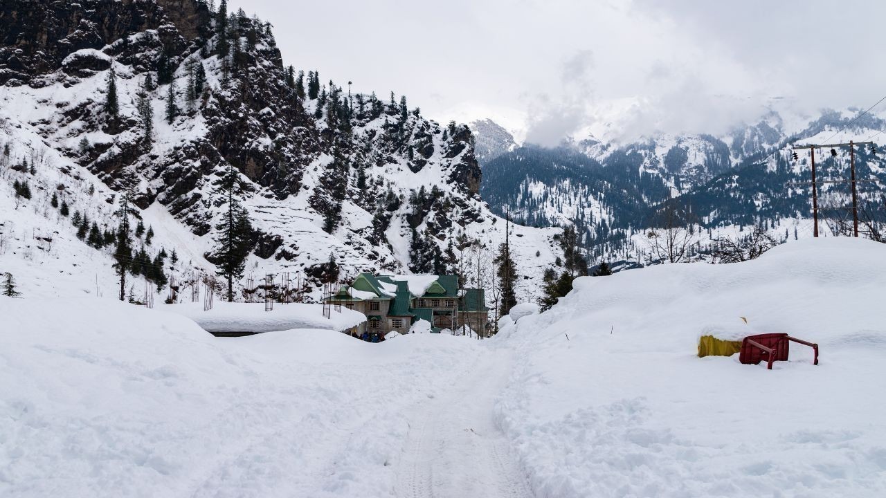 हिमाचल के ऊंचे इलाकों में बर्फबारी और ओलावृष्टि से मौसम बदला, तापमान में भारी गिरावट