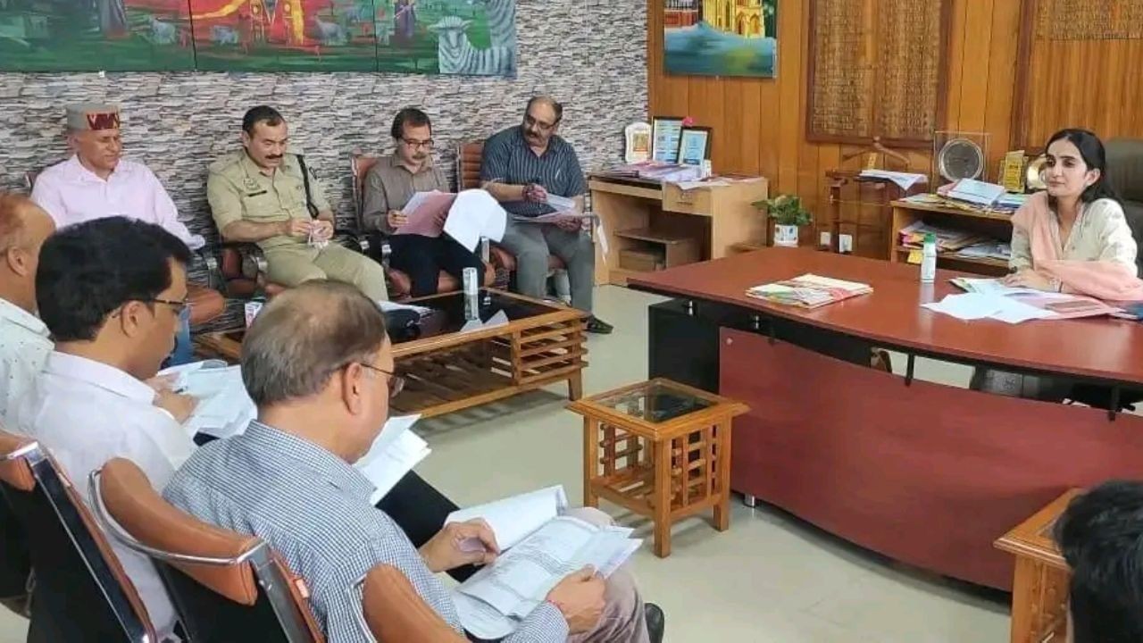 हमीरपुर सड़क सुरक्षा बैठक में दुर्घटना घायलों के कैशलेस इलाज पर चर्चा