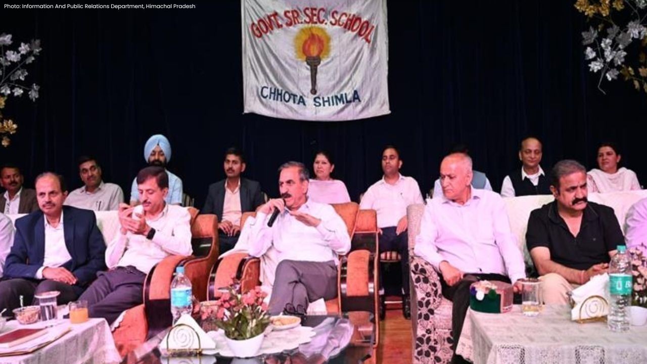 शिमला के सरकारी स्कूल में छात्रों से मिले सीएम सुखू, कई मुद्दों पर बातचीत