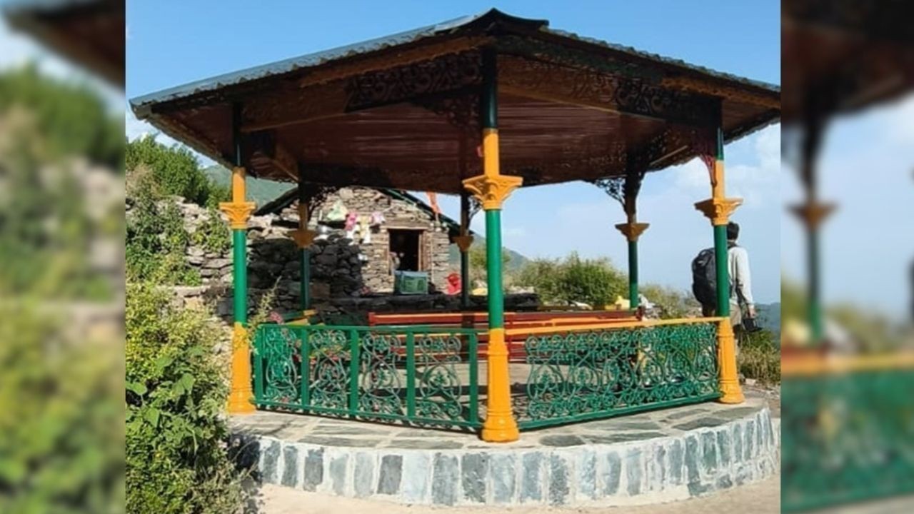 आदि हिमानी चामुण्डा मंदिर मार्ग पर पहली वर्षाश्रय शेड का निर्माण पूरा