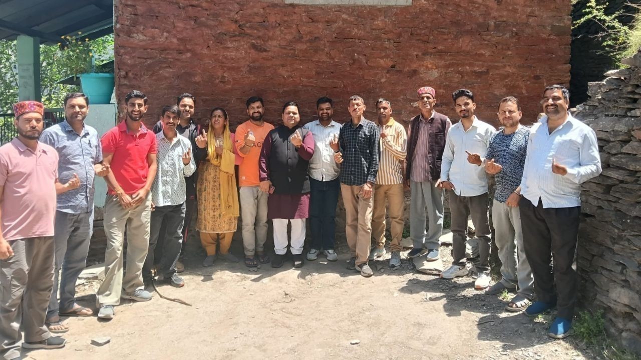 चंबा में लोकतंत्र को मजबूत करने के लिए सुरजीत शर्मा भरमौरी ने किया मतदान