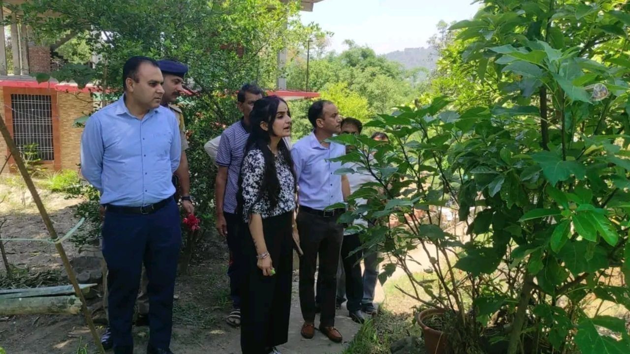 उपायुक्त ने प्रगतिशील किसान के खेतों व प्रयोगशाला का किया निरीक्षण