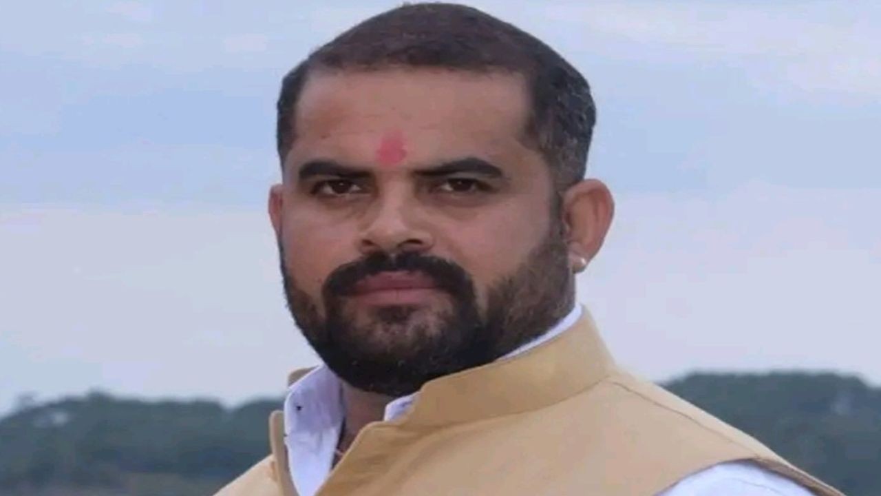 नंधन चुनाव में मोनू की जीत, दादा की 25 साल की विरासत को आगे बढ़ाया